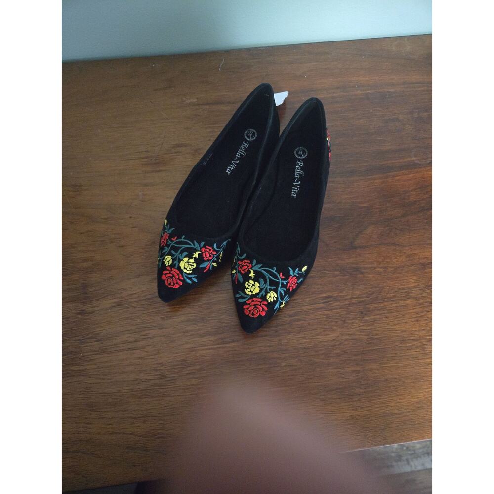 Bella-Vita Embroidered Floral Black Pointed Toe Flats Size 6